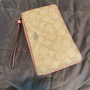 COACH WALLET WRISTLET 😍